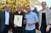 Die Rheinhessische Weinprinzessin überreicht zusammen mit dem Weinbaupräsident Rheinhessen die Siegerurkunde für das Weingut Dorst GbR, Wörrstadt. 