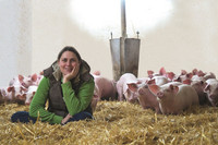 "Unsere Schweine finden Stroh toll. Sie stehen drauf", sagt Lisa Witzler.