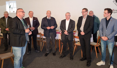 Kammerpräsident Ökonomierat Norbert Schindler (4. von links) und Staatssekretär Andy Becht (2. von links) bei der Eröffnung der Brennsaison 2023.