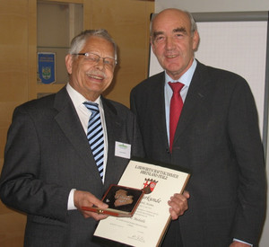 Zwei Herren bei der Übergabe einer Auszeichnung.