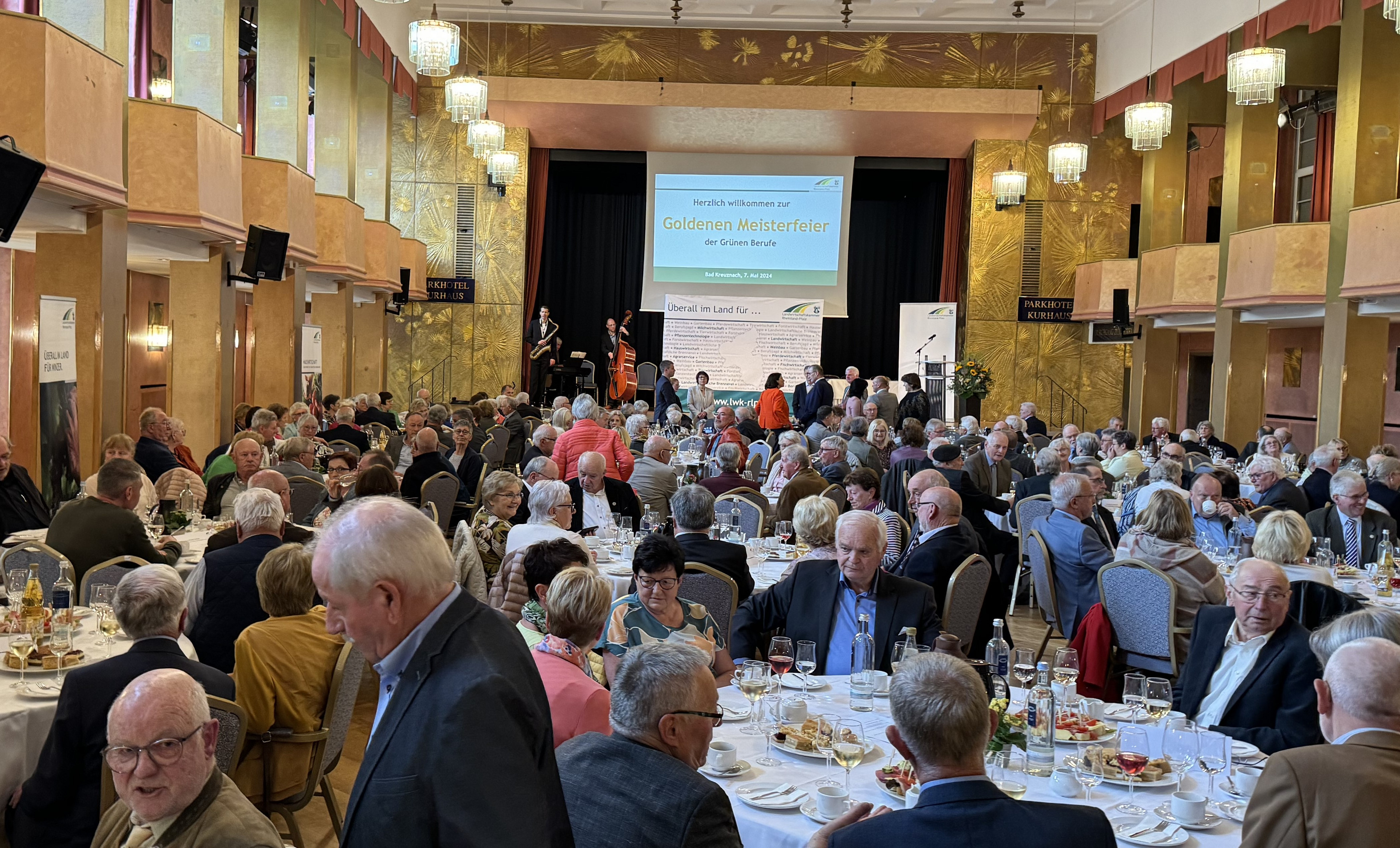 Feiernde im Kurhaus