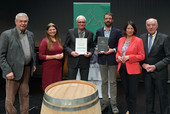 Ehrenpreis des Weinbauverbandes Pfalz im Bauern- und Winzerverband für die Destillerie Stöckel-Hoos, Marina und Reiner Hoos.
