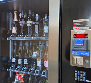 Weinautomat mit Flaschen.
