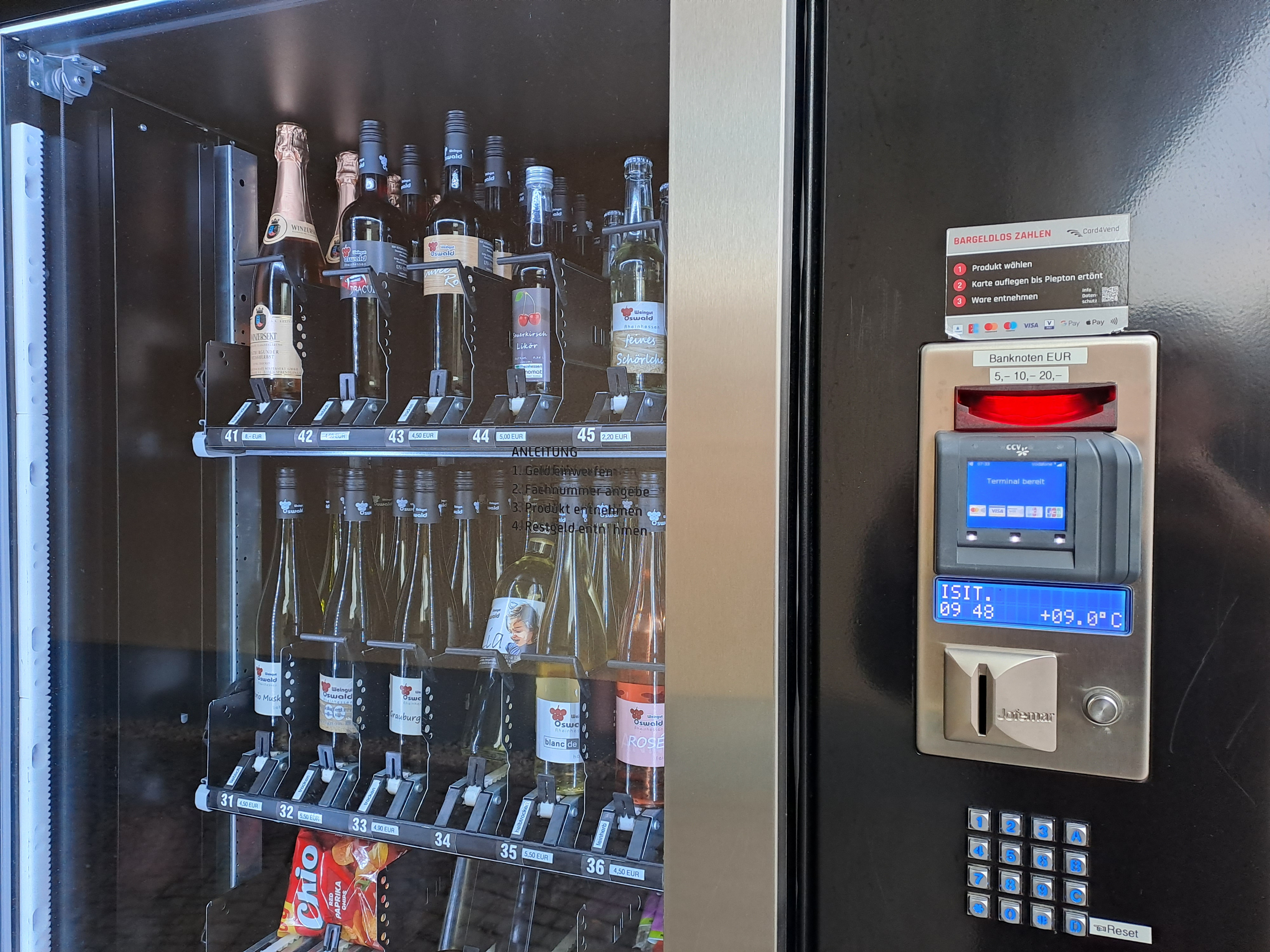 Weinautomat mit Flaschen.