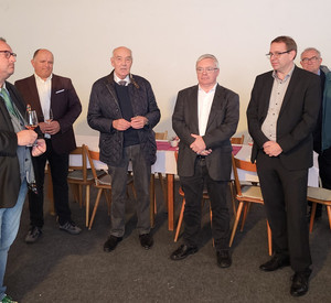 Kammerpräsident Ökonomierat Norbert Schindler (4. von links) und Staatssekretär Andy Becht (2. von links) bei der Eröffnung der Brennsaison 2023.