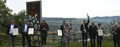 Gruppenfoto der Siegerwein-Winzer mit Mosel-Weinprinzessin, Julia Gries, und Kammerpräsident, Ökonomierat Norbert Schindler (rechts).