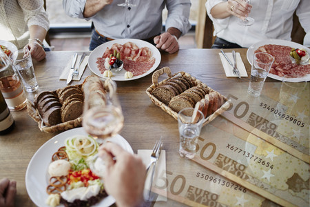 gedeckter Tisch mit Essen