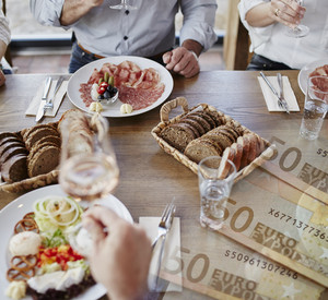 gedeckter Tisch mit Essen