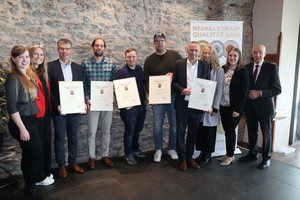 Alle Erzeuger der Siegerweine 2023 von Mosel, Mittelrhein und Ahr auf einem Foto versammelt.    