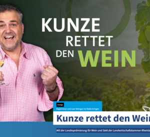 Moderator Kunze mit einem Glas Wein.