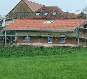 Neu errichtetes Wohnhaus mit Gerüst