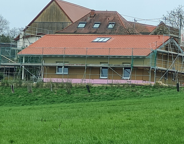 Neu errichtetes Wohnhaus mit Gerüst