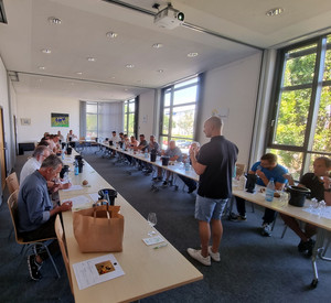 Informativ und professionell referierte Edelbrandsommelier Branko Drljaca über Möglichkeiten der Destillation und gab praktische Beispiele zur Verkostung. 