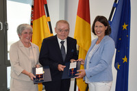Ministerin Schmitt überreicht das Verdienstkreuz am Bande an Ehepaar Knodel.