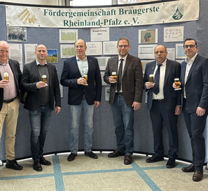 Gruppenfoto mit Bier in der Hand