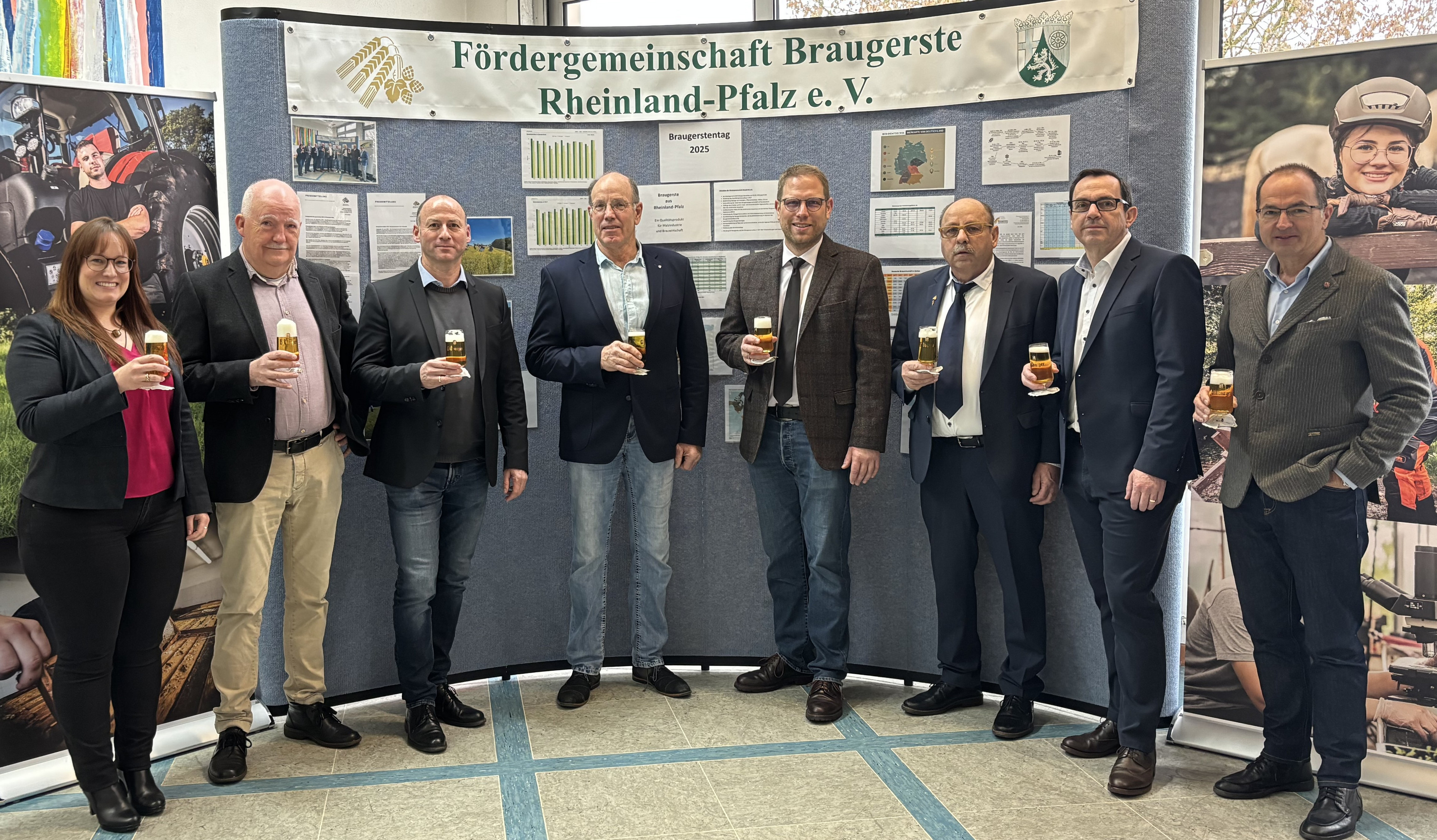 Gruppenfoto mit Bier in der Hand