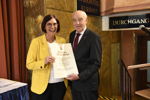 Staatssekretärin Petra Dick-Walther übergibt dem Kammerpräsidenten die Goldene Meisterurkunde.