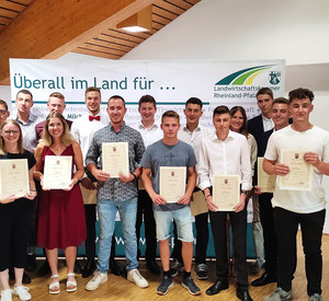 Ökonomierat Norbert Schindler überreicht den Winzerinnen und Winzer aus Rheinhessen die Abschlusszeugnisse. Ökonomierat Norbert Schindler überreicht den Winzerinnen und Winzer aus Rheinhessen die Abschlusszeugnisse.