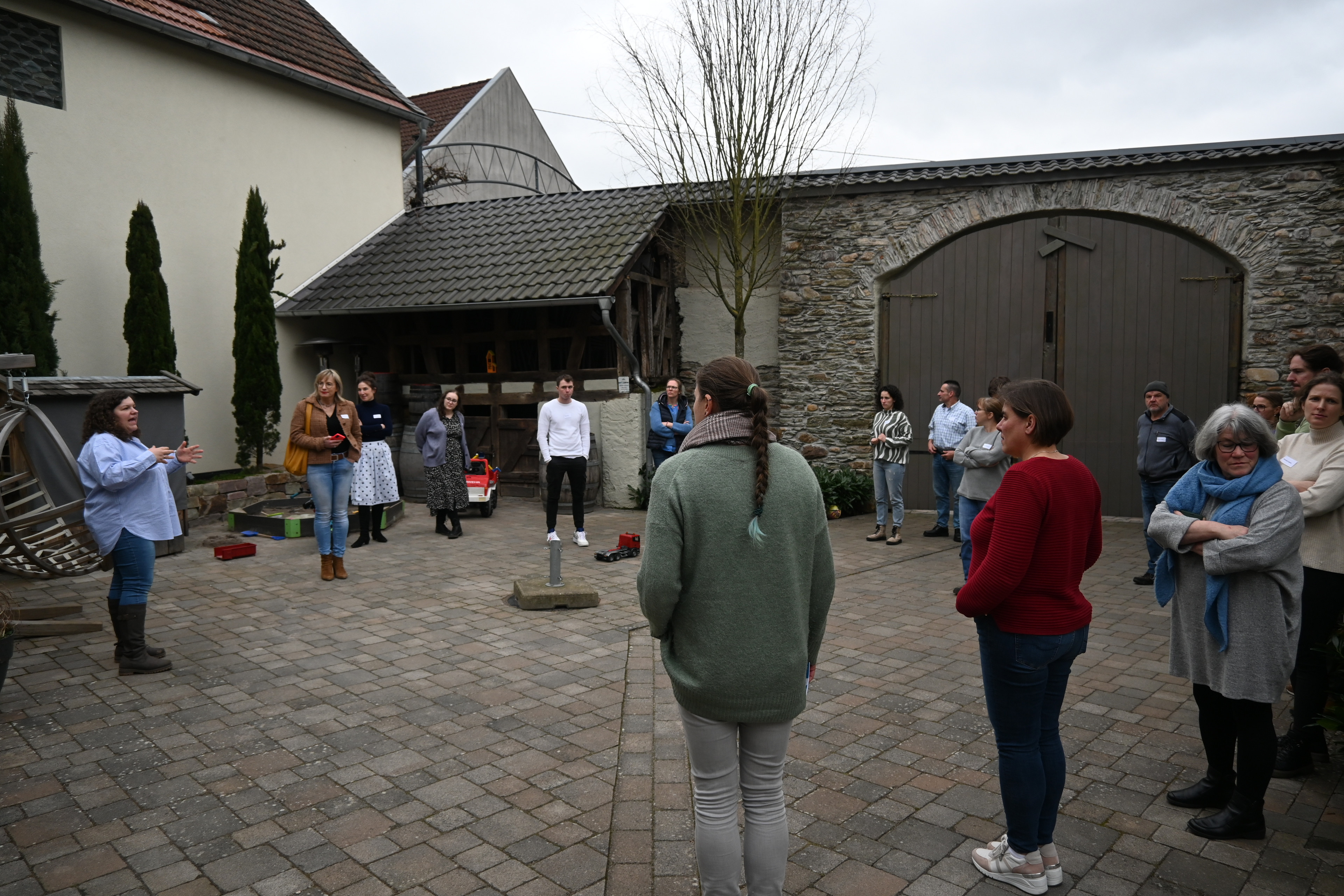 Besucher im Hof