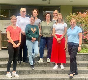 Teilnehmerinnen mit Lehrgangsleiterinnen Xenia Oswald-Kröhler und Dajana Müller