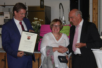 Vorstandsmitglied Eberhard Hartelt (l.) und Kammerpräsident Ökonomierat Norbert Schindler (r.) überreichten Ilse Wambsganß die Silberne Kammermedaille anlässlich ihres 60. Geburtstages