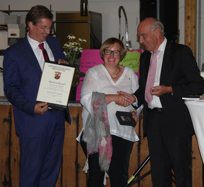 Vorstandsmitglied Eberhard Hartelt (l.) und Kammerpräsident Ökonomierat Norbert Schindler (r.) überreichten Ilse Wambsganß die Silberne Kammermedaille anlässlich ihres 60. Geburtstages