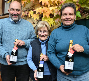 Winzerfamilie Steigelmann präsentiert die Siegersekte.