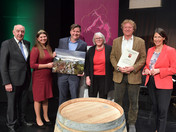 Der Ehrenpreis vom Bezirksverband Pfalz für das Weingut Klaus und Stefan Mesel