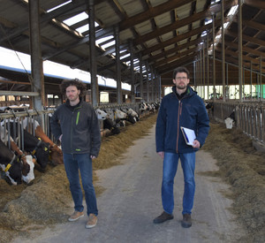 Die Klima-Farm-Bilanz-Berater Philipp Holz (links) und Johannes Dries bei der Aufnahme des CO2-Fußabdrucks auf dem LOB-Betrieb Hubertushof Irmtraut. 