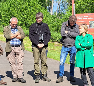 Vize-Präsident Horper (links) und Klimaschutzministerin Eder (3. von rechts) beim Ortsbesuch in der Eifel.
