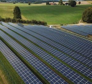 Ehemals landwirtschaftlich genutzte Fläche mit PV-Anlage.