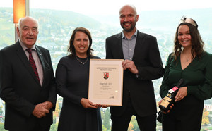 Kammerpräsident und Moselweinkönigin überreichen die Siegersekt-Urkunde für das Weingut Peter Jostock, Leiwen.