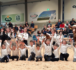 Gruppenfoto Kinder mit Kälbern.