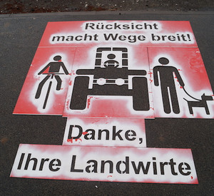 Sprühschild auf Radweg