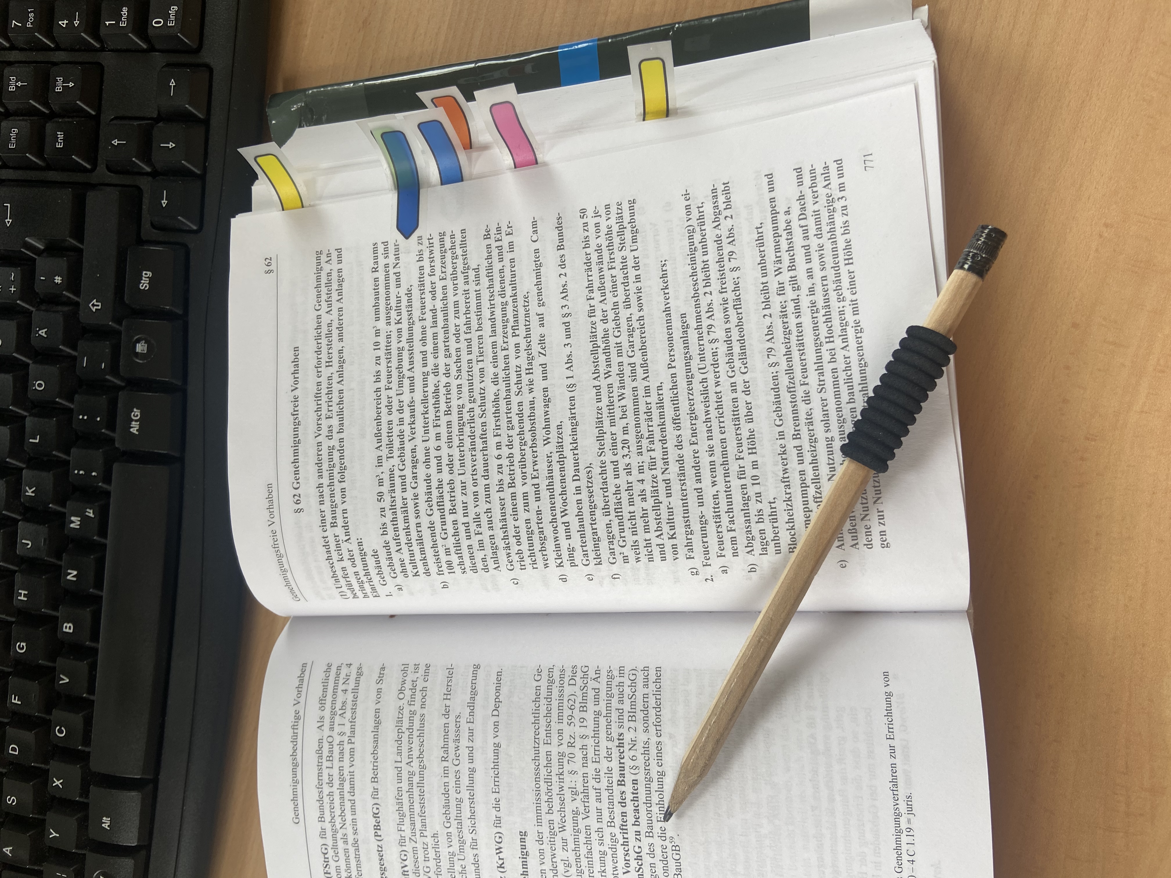 Aufgeschlagenes Gesetzbuch in Form der Landesbauordnung auf Schreibtisch
