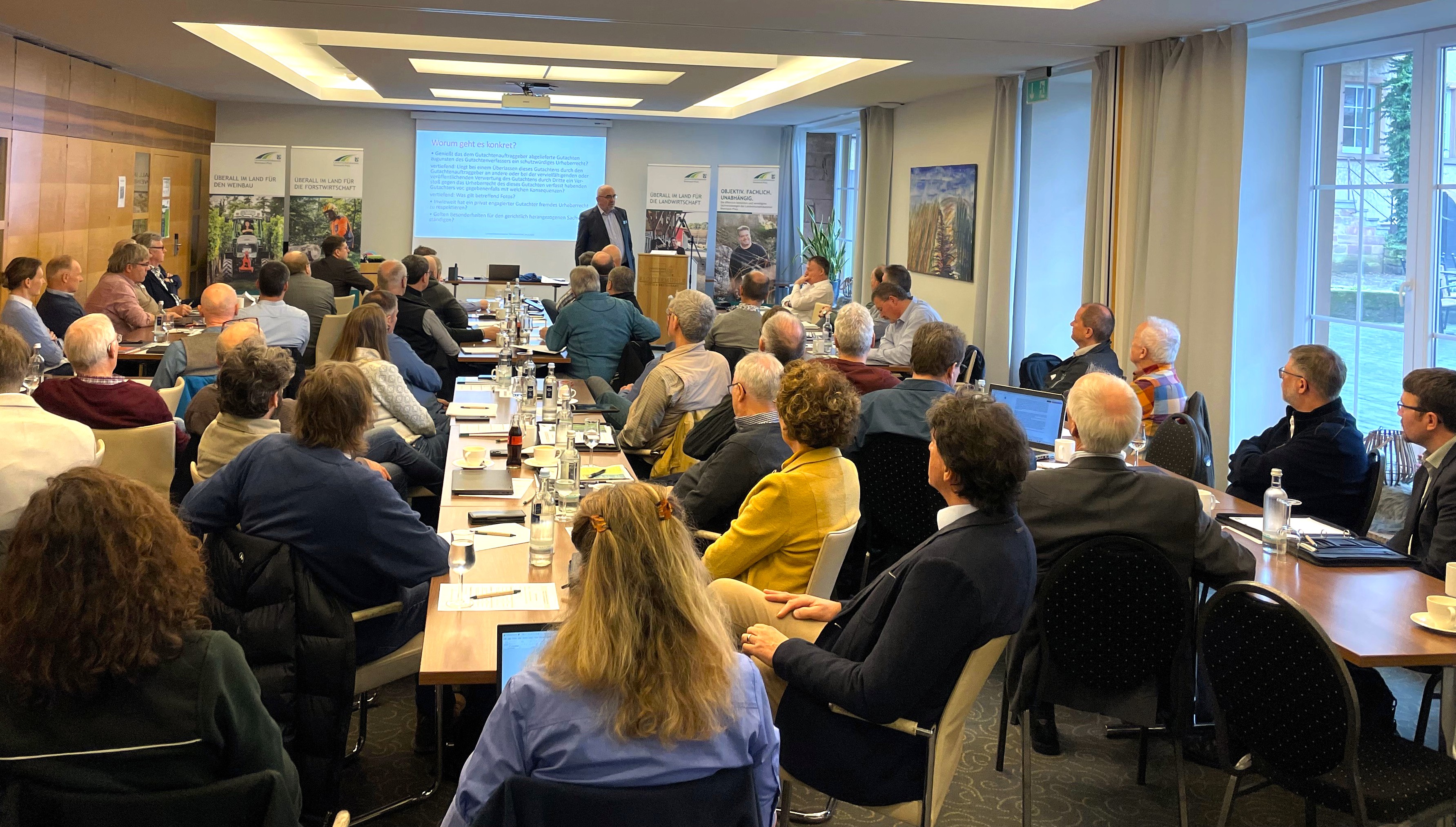 Vortragssituation mit Menschen in einem Raum.