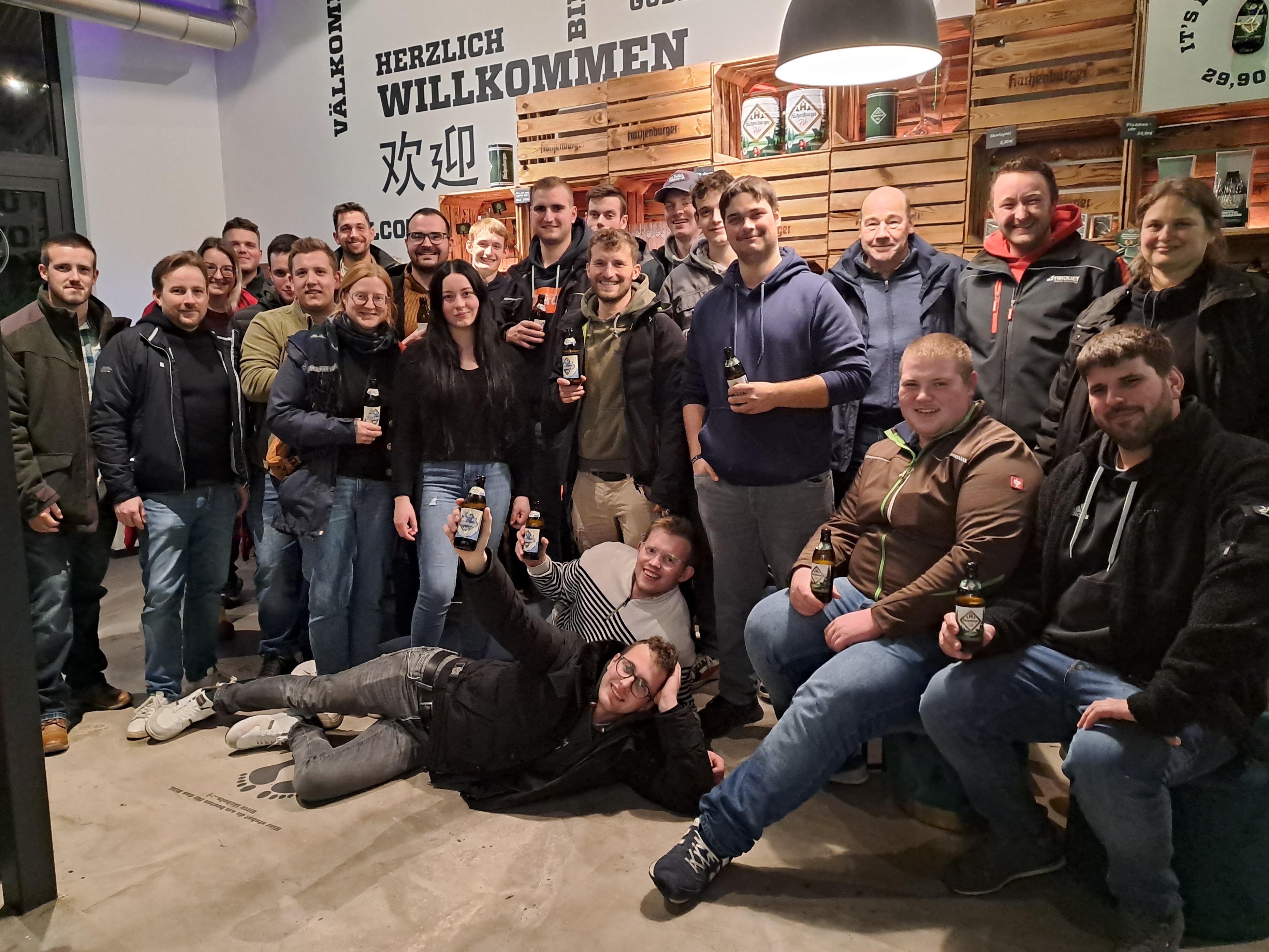 Gruppenfoto mit Bierflaschen