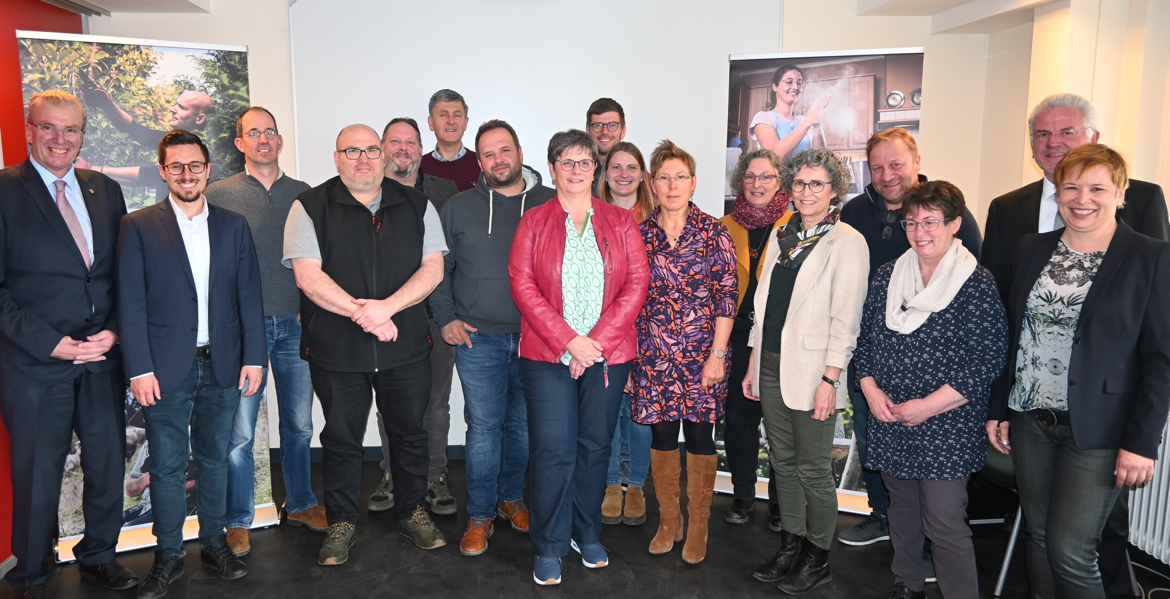 Marcel Müller aus Körborn (5. von links) sitzt dem Ausschuss Bildung und Familie vor, die Geschäftsführung liegt bei Referatsleiter Matthias Backes (2. von links). Kammerpräsident Ökonomierat Michael Horper (links) begleitete die konstituierende Sitzung ebenso wie Kammerdirektor Dr. Markus Heil (2. von rechts) und Referatsleiterin Dajana Müller (rechts).