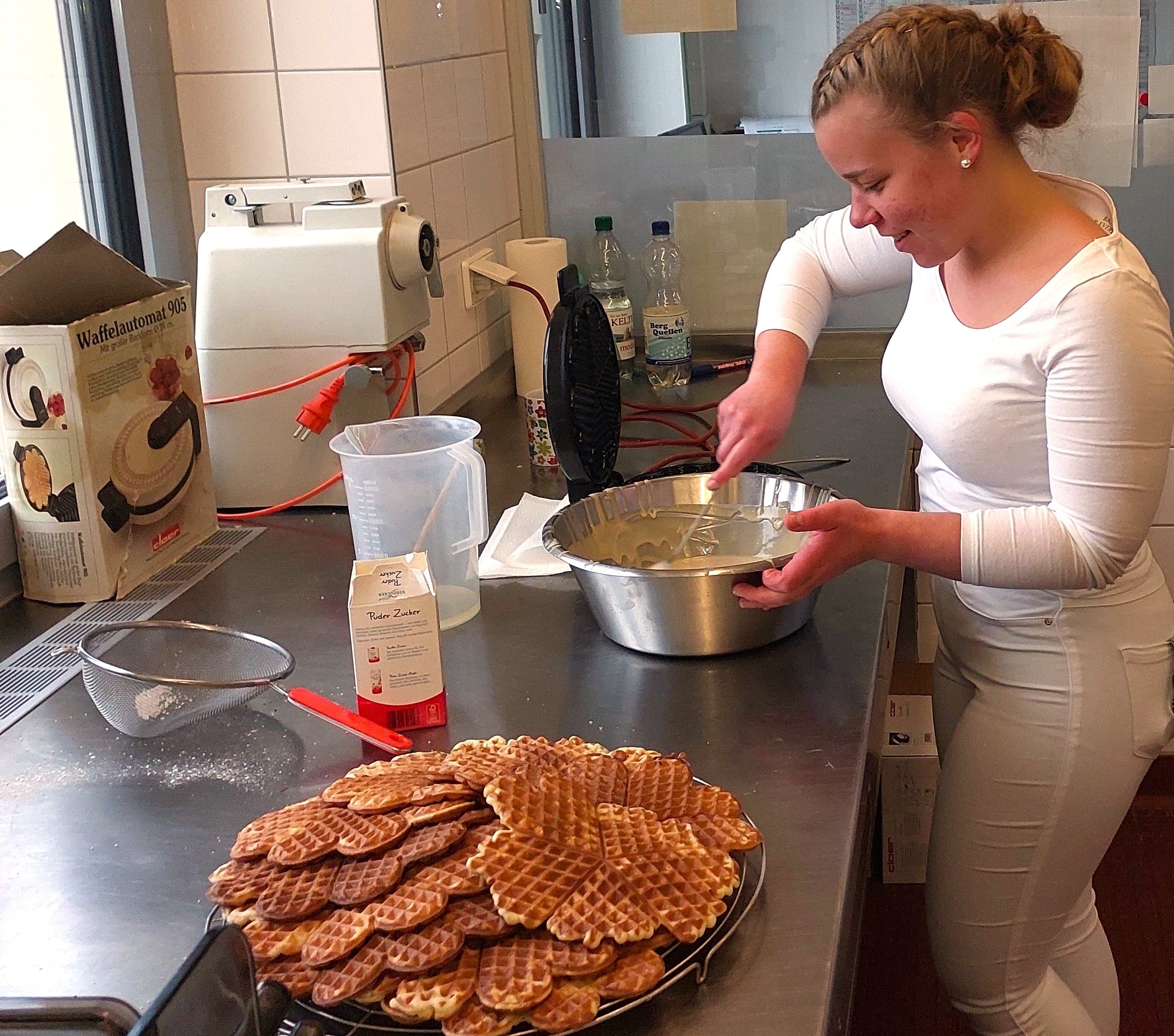 Annabell Barth backt Waffeln.