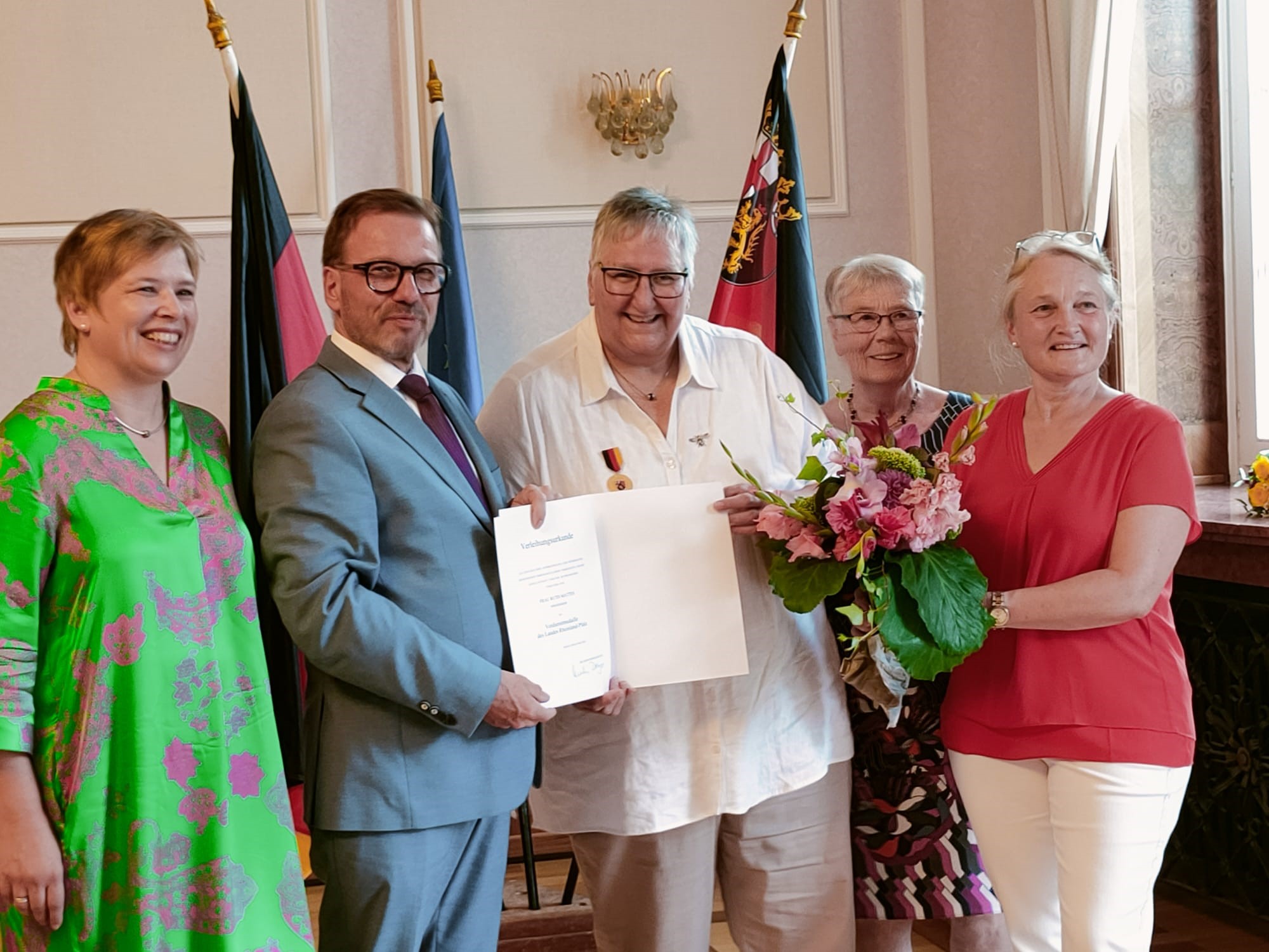 Ruth Mattes mit Gratulanten