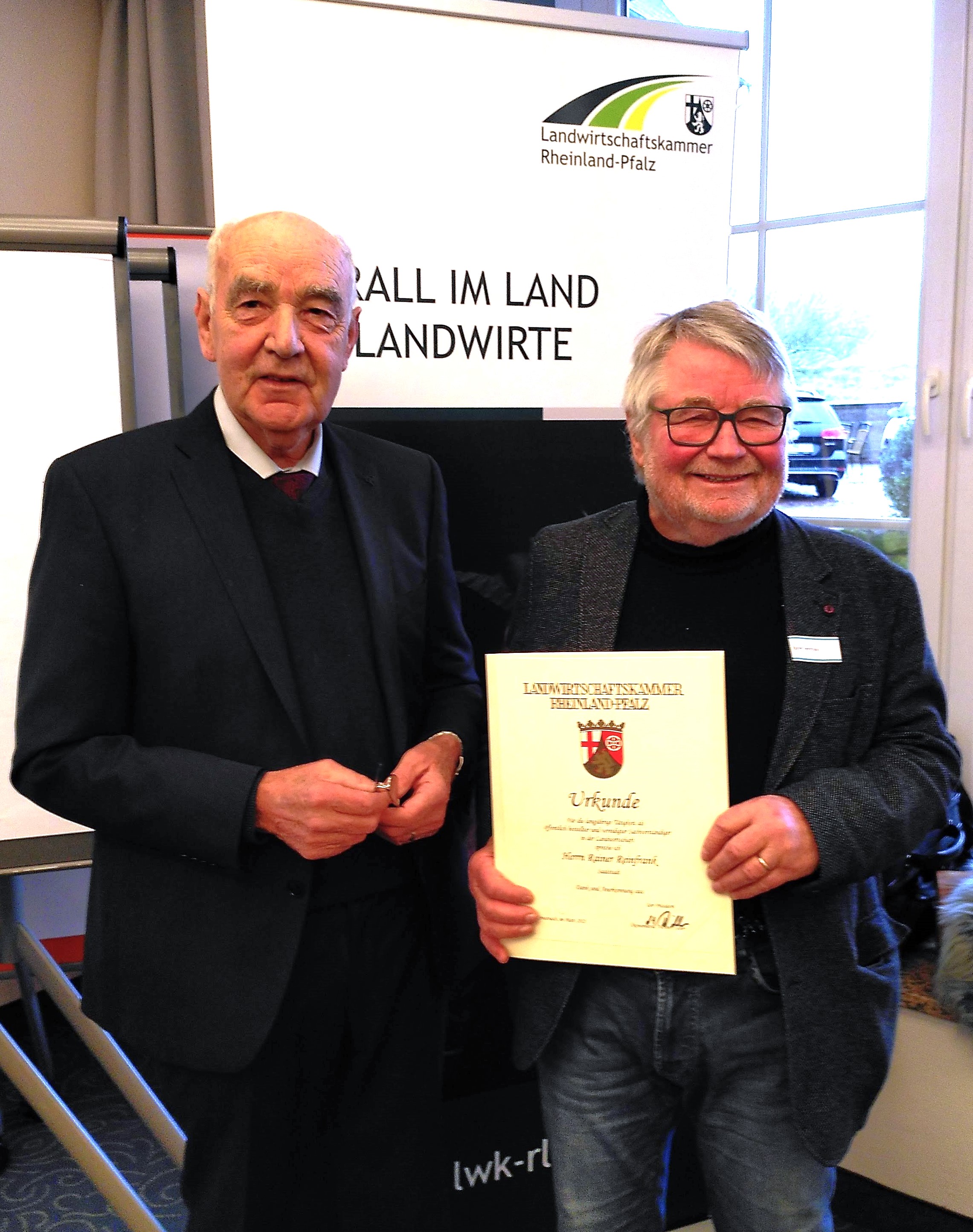Schindler und Reinfrank mit Ehrenurkunde