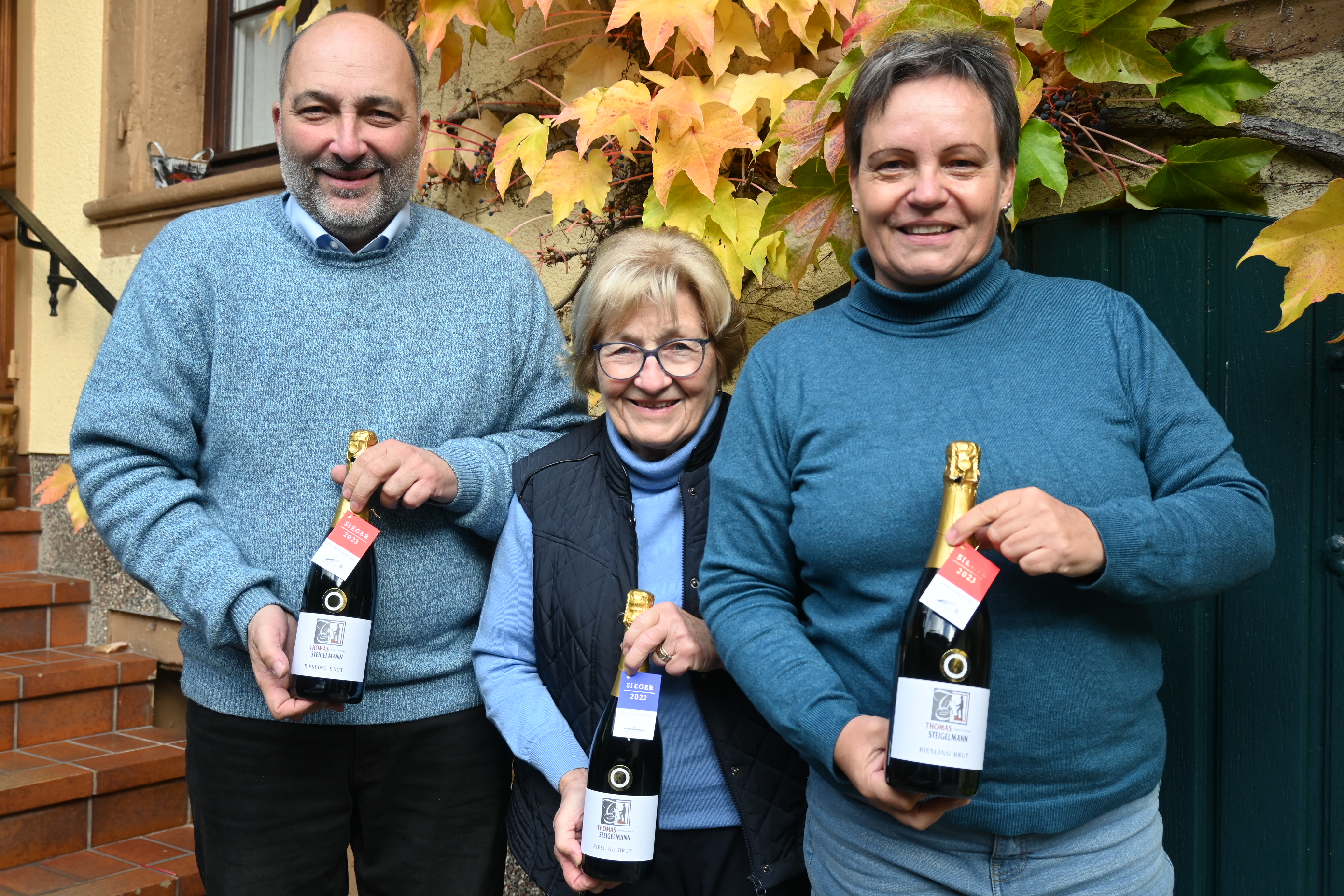 Winzerfamilie Steigelmann präsentiert die Siegersekte.