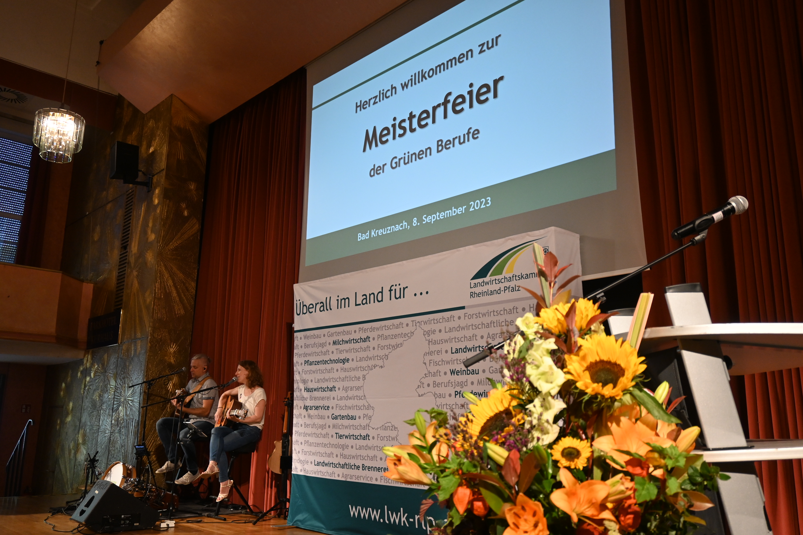 Musiker auf der Bühne im Kurhaus