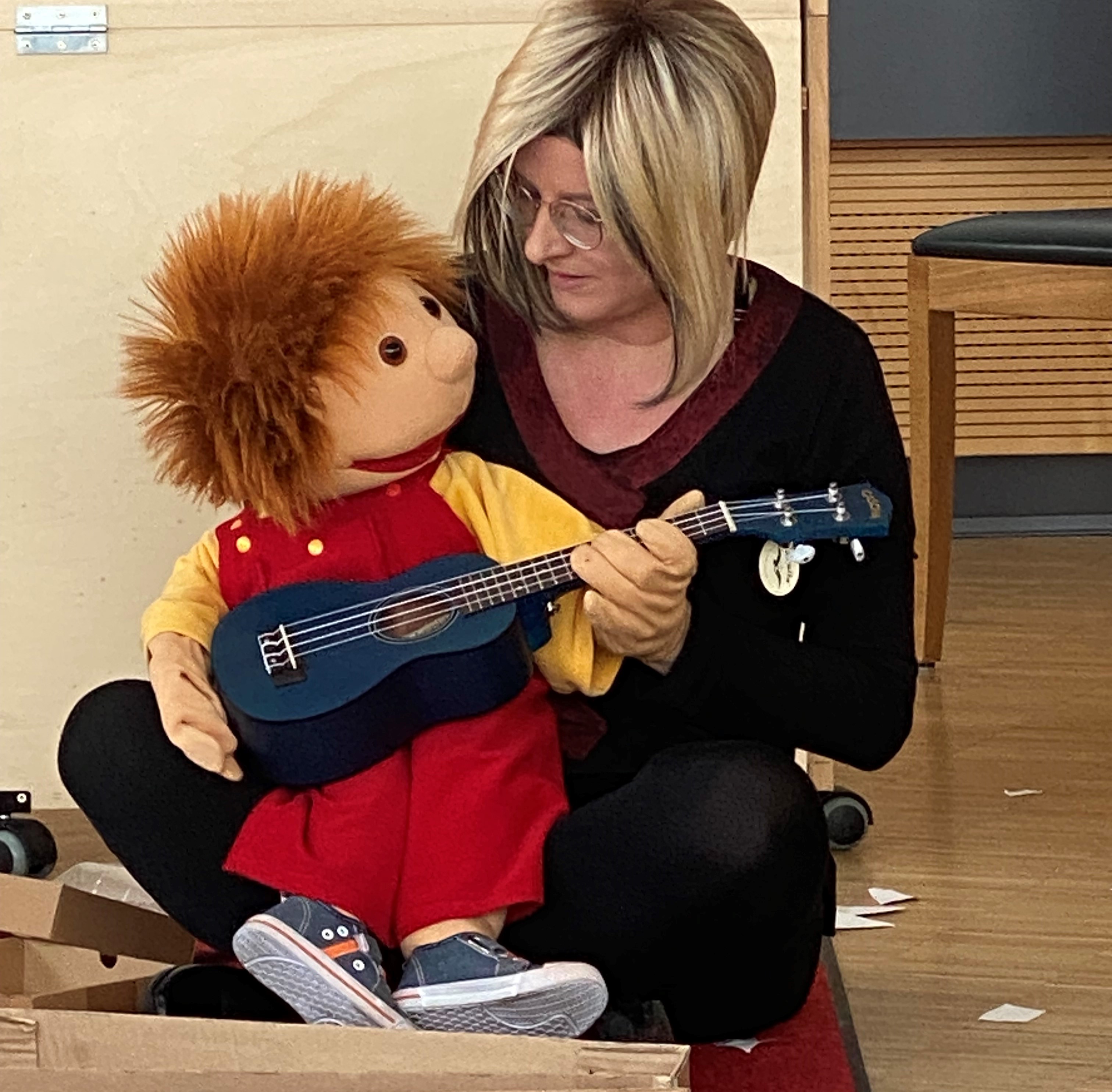 Frau mit Handpuppe