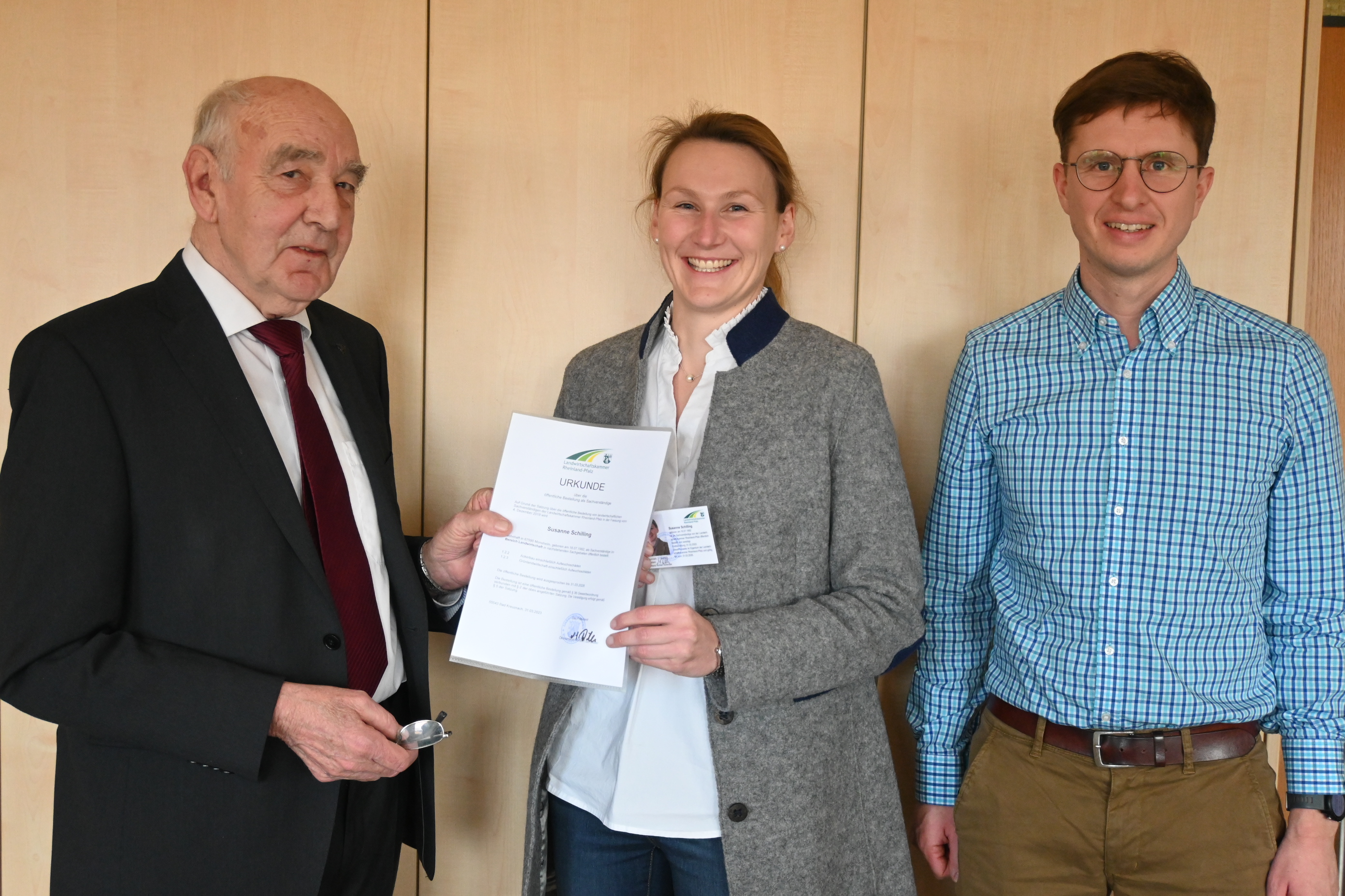 Susanne Schilling erhält Bestellungsurkunde.