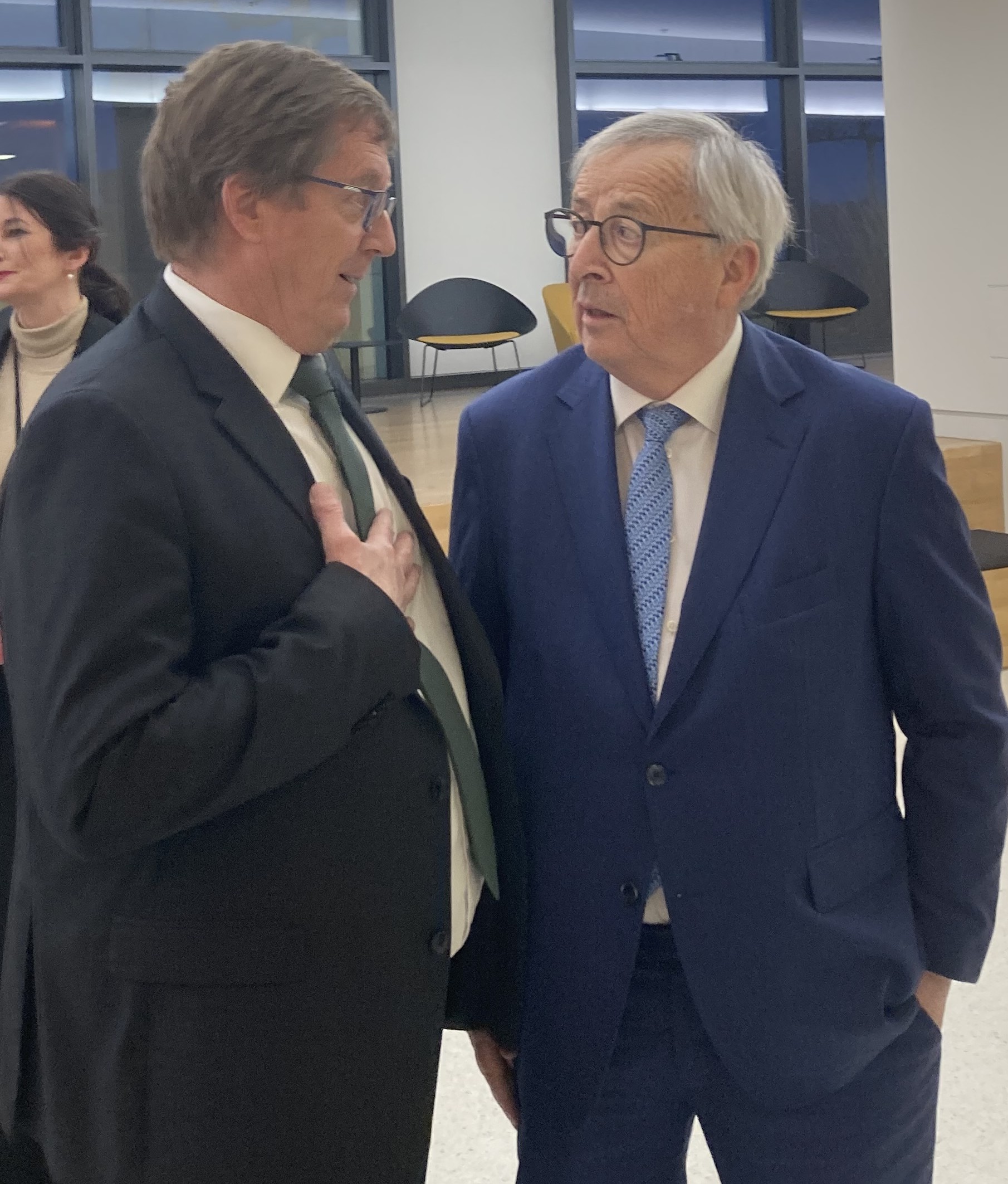 Vize-Präsident Hartelt im Gespräch mit Jean-Claude Juncker.