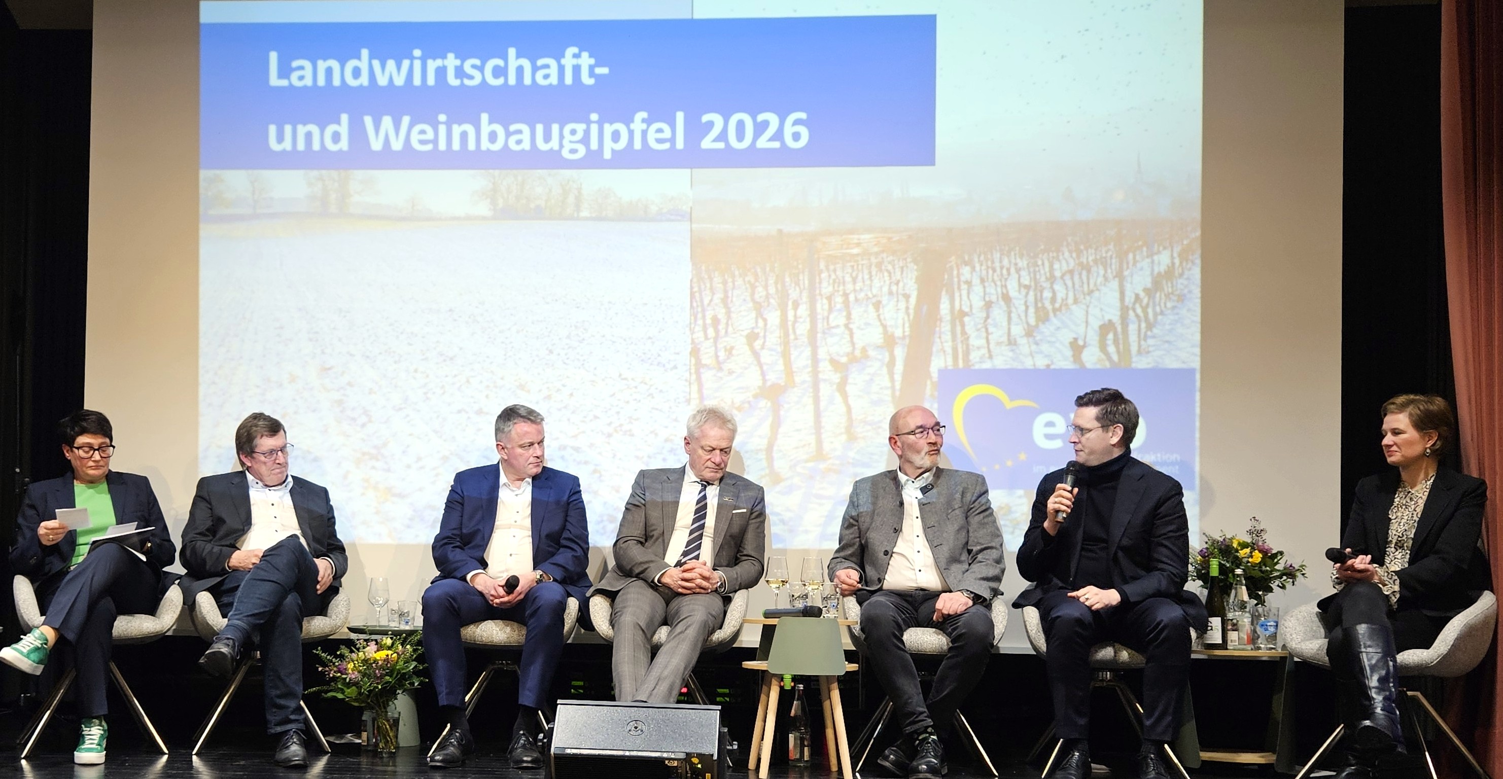 Podiumsdiskussion im Querformat