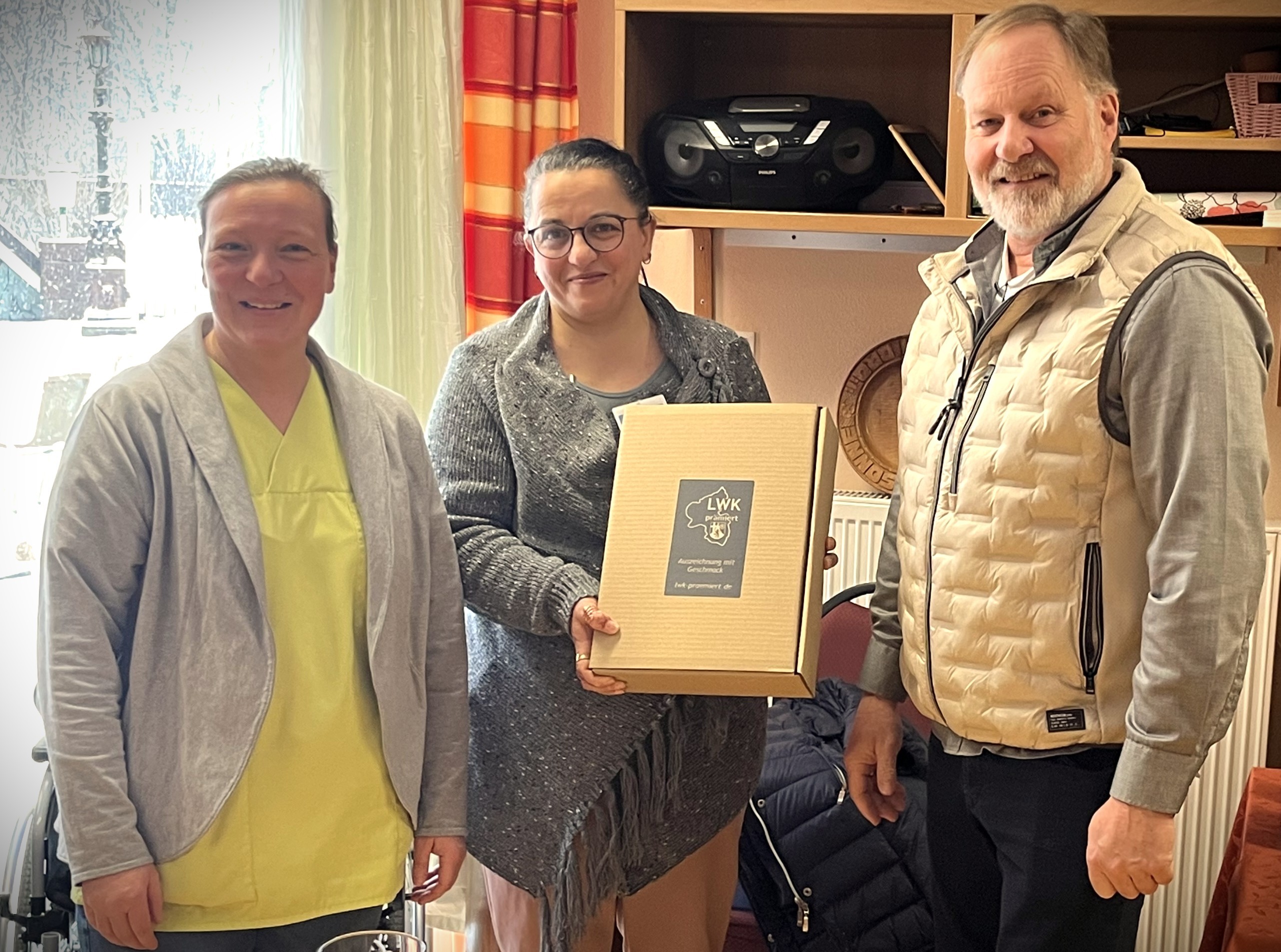 Gruppenfoto Weinübergabe